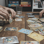 男女2人がテーブルを挟んで座り、ポケモンカードで遊んでいる。