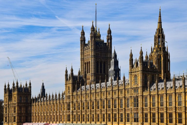 英選挙汚職疑惑、2名が有罪を認める - ギャンブル委員会が発表